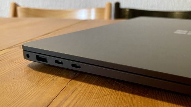 Die Anschlüsse am Surface Laptop in der Nahaufnahme.