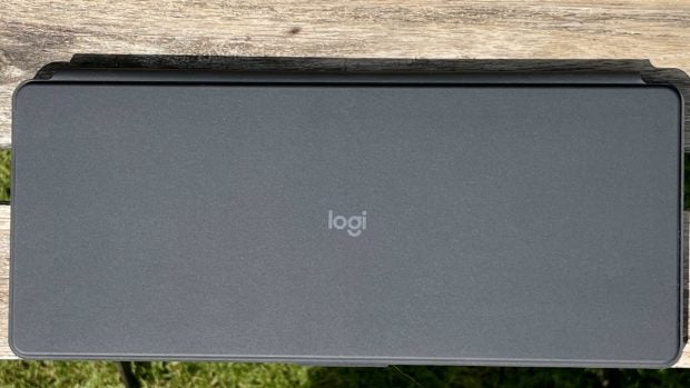 Eine Tastatur mit geschlossenem Cover in der Nahaufnahme.