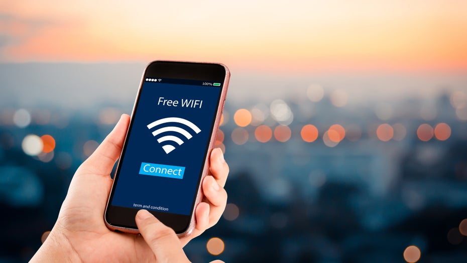 Cyber-Security im Urlaub: So schützt du dich vor unsicheren öffentlichen WLAN-Netzen und USB-Ladestationen Cyber-Security im Urlaub: So schützt du dich vor unsicheren öffentlichen WLAN-Netzen und USB-Ladestationen