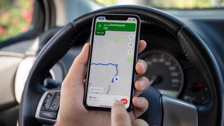 Wer Google Maps beim Autofahren nutzt, bekommt neue Funktionen geboten. (Foto: Shutterstock/DenPhotos) Google Maps bekommt praktische Funktion für Autofahrer: Wie ihr damit sogar anderen Nutzern helft