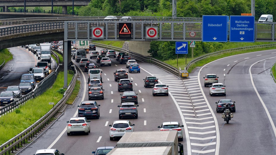 Reichweitenangst im Stau? So viel Energie verbraucht dein E-Auto – laut ADAC