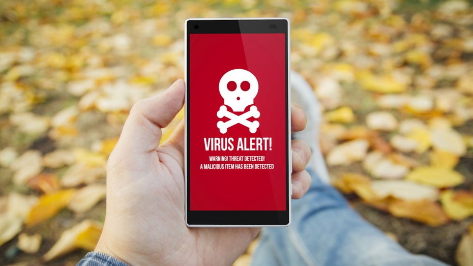 Virusalarm auf einem Smartphone. (Bild: McLittle Stock / Shutterstock) Achtung im Google-Play-Store: Diese 5 Apps laden fiese Spyware auf dein Smartphone
