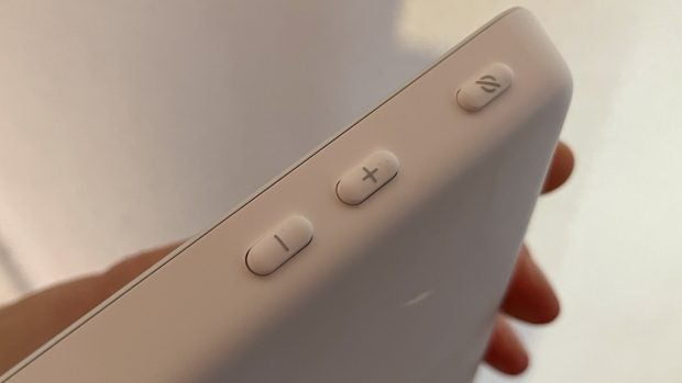 Die Tasten am Amazon Echo Hub.