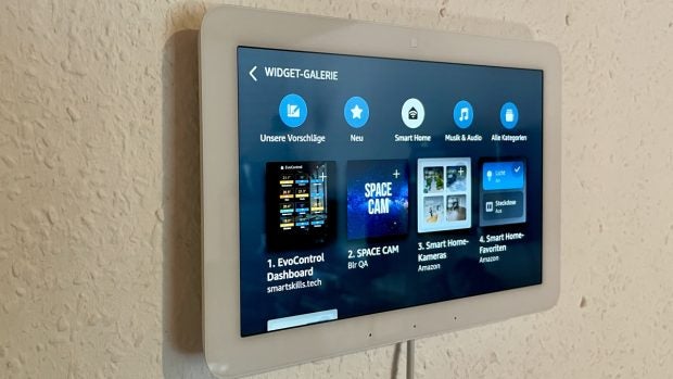 Ein Amazon Echo Hub hängt an der Wand.