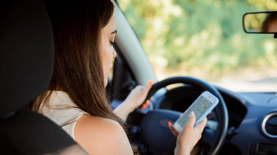 Studie zu Smartphones am Steuer: Nur zwei Anreize bringen Autofahrer dazu, das Handy liegen zu lassen