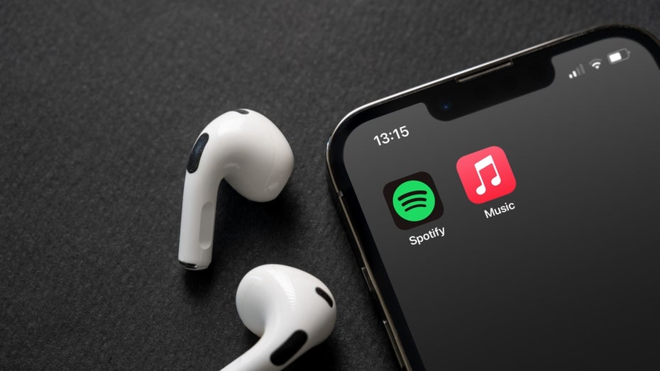 Spotify Wrapped präsentiert euch jedes Jahr eure Lieblingshits – und die Guilty Pleasures. Foto: Shutterstock/Yalcin Sonat) Spotify Wrapped: Wann der musikalische Jahresrückblick startet und was ihr dazu wissen müsst