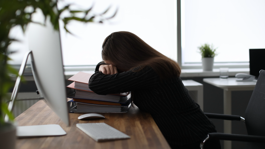 Gefühlsausbruch im Job: HR-Expertin erklärt, wann es okay ist, Emotionen zu zeigen Gefühlsausbruch im Job: HR-Expertin erklärt, wann es okay ist, Emotionen zu zeigen