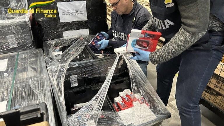 Gefälschte Retro-Konsolen: Italienische Polizei macht kurzen Prozess