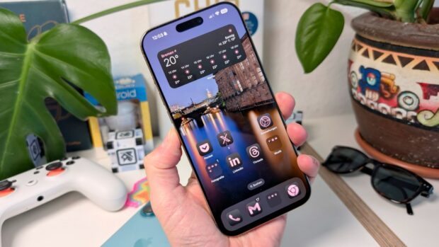 Eine Hand hält das iPhone 16 Pro Max.