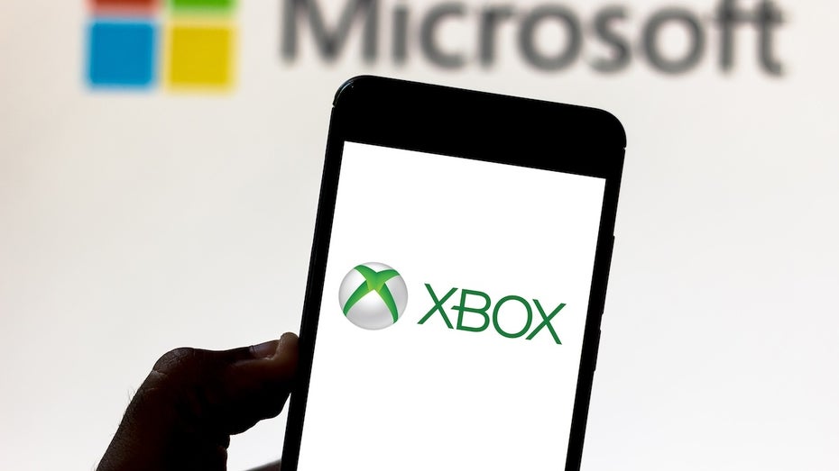 Microsoft will wohl noch dieses Jahr einen Xbox-Handheld präsentieren. (Bild: Shutterstock/rafapress) Xbox-Handheld: Microsoft soll Konkurrenz für Nintendos Switch 2 planen