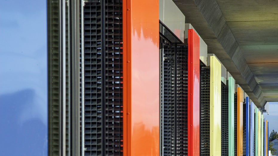 Einbruchs- und regensichere Lüftungserker beim Freiburger Büro des Öko-Instituts. (Foto: Rolf Disch SolarArchitektur)
Cool im Büro und Zuhause: Es gibt Alternativen zur Klimaanlage – sogar ohne Strom