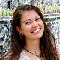 Miriam Scheibe steht vor einem bunten Hintergrund.