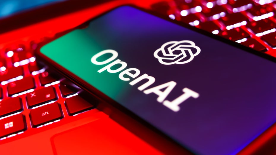Gehen OpenAIs KI-Modelle bald offener mit kontroversen Themen um? (Foto: JarTee / Shutterstock) Neue KI-Richtlinien von OpenAI: ChatGPT soll künftig offener mit kontroversen Themen umgehen
