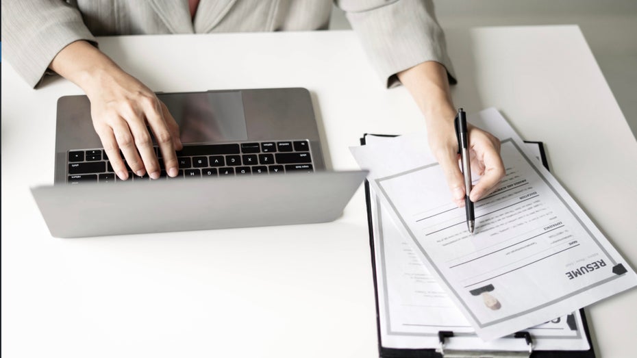 Recruiting-Trends 2024: Darauf setzt HR bei der Mitarbeitergewinnung Recruiting-Trends 2024: Darauf setzt HR bei der Mitarbeitergewinnung