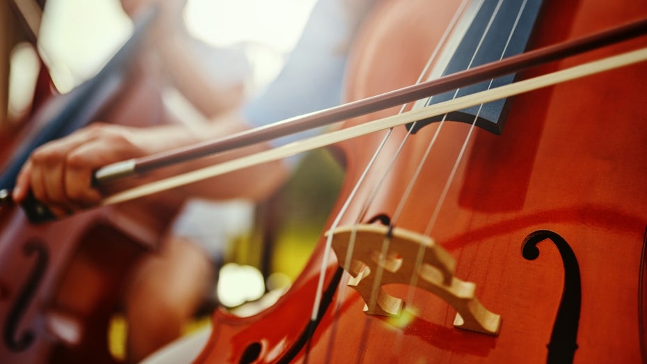 Faszinierendes Video zeigt Roboter, der ein Cello spielt Faszinierendes Video zeigt Roboter, der ein Cello spielt