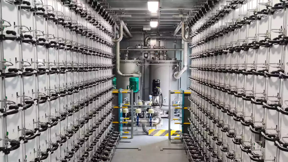 Wenn Dunkelflauten den Strompreis nach oben treiben: Wie viel Speicher sichert die Energieversorgung?