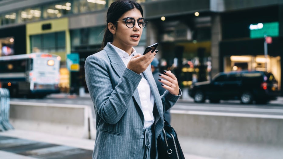 Indeed-Umfrage zeigt: Jeder Fünfte plaudert lieber mit ChatGPT anstatt mit Kollegen