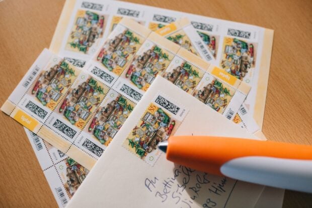 Ein Stift liegt neben einem Brief