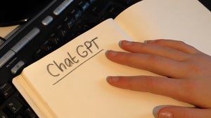 KI als Drehbuchautor? Experiment zeigt, warum Menschen vorerst unersetzbar bleiben