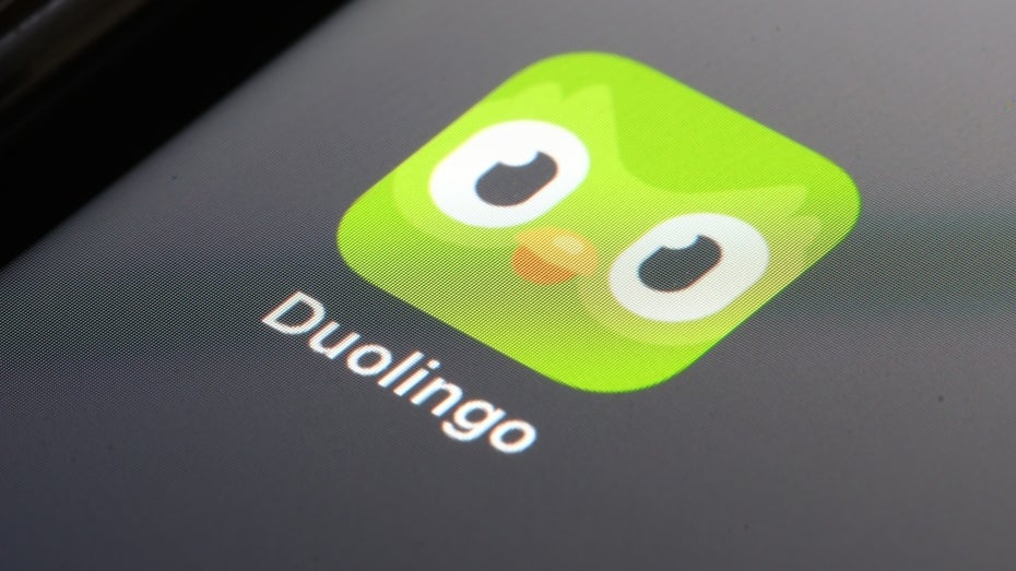 Nutzerbasis verärgert über KI-Pläne: Duolingo-Chef zeigt sich geschockt. (Bild: Shutterstiock/Matthew Nichols1) KI-Einsatz bei Duolingo: Warum der CEO die Kritik unterschätzte