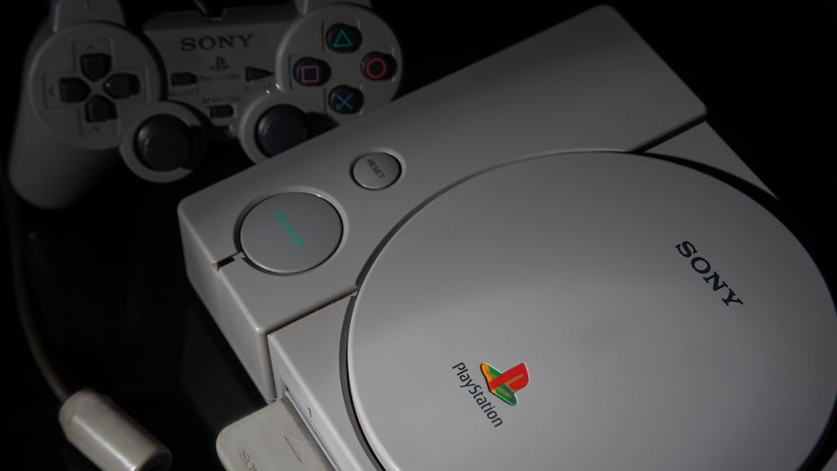 Mit einem neuen Motherboard soll die PS1 neu aufleben. (Bild: Shutterstock/Milton Buzon) Retro-Gaming auf der PS1: Kickstarter bringt neu entwickeltes Motherboard