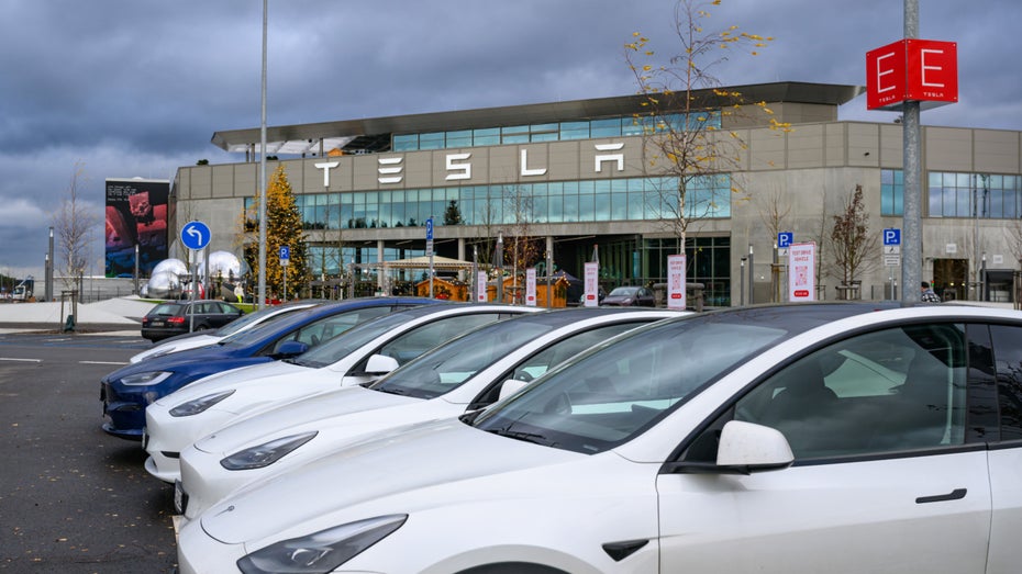 Tesla kämpft mit Absatzproblemen. (Foto: picture alliance/dpa | Patrick Pleul) Tesla-Kurs fällt weiter: Absatzschwäche und Importzölle setzen Elon Musk unter Druck
