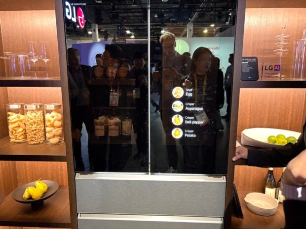 Ein smarter Kühlschrank steht auf der CES und zeigt Inhalte auf einem Bildschirm an.