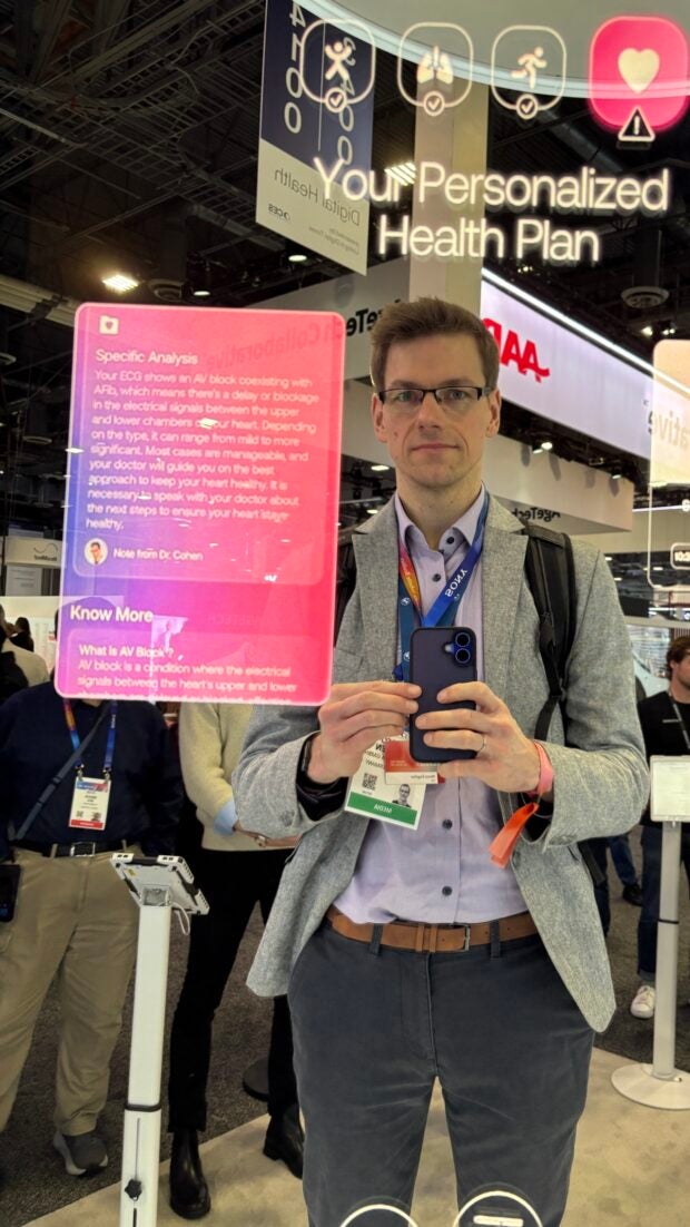 Ein Redakteur steht vor einem smarten Spiegel.