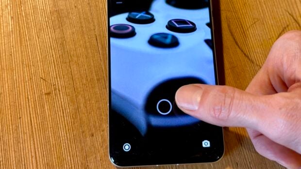 Ein Finger zeigt auf den Fingerabdrucksensor im Bildschirm des Xiaomi 15 Ultra.