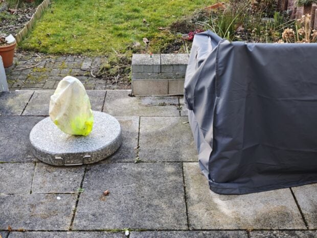 Eine verregnete, vom Winter gebeutelte Terrasse.