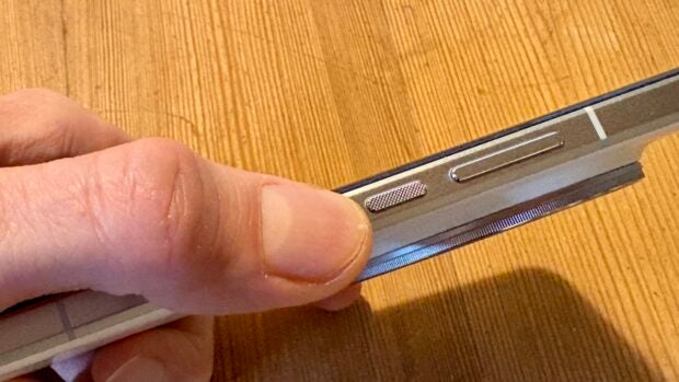 Der Einschalter des Xiaomi 15 Pro in der Nahaufnahme.