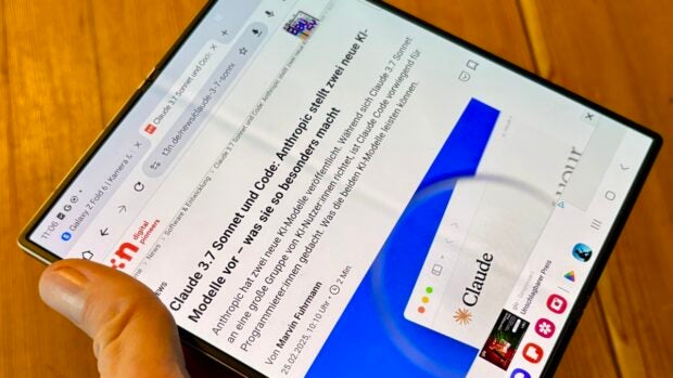 Das Samsung Galaxy Z Fold 6 im Tabletmodus in der Nahaufnahme.
