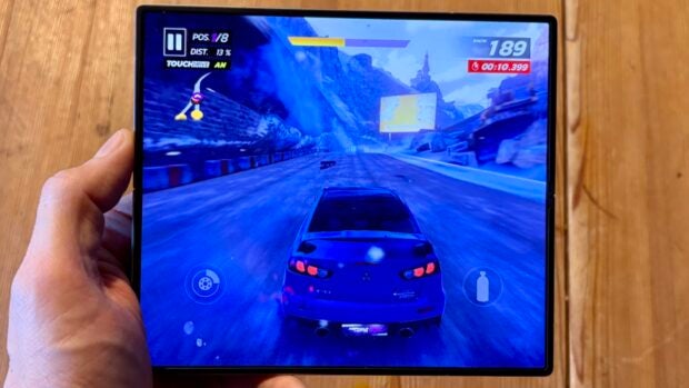 Auf dem Samsung Galaxy Z Fold 6 läuft ein Spiel.