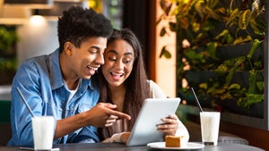 Sieben von zehn Deutschen teilen Kontopasswörter mit ihrem Partner – was dabei tabu bleibt