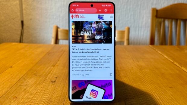 Das Xiaomi 15 Ultra steht im Hochformat auf einem Tisch.