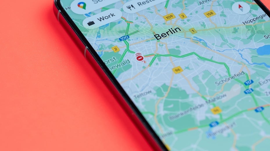 Über der Erde sorgt GPS für eine präzise Standortbestimmung mit Google Maps. Unter der Erde können Bluetooth-Beacons den Job übernehmen. (Symbolfoto: Shutterstock/PixieMe) Drei Klicks für bessere Navigation: So aktivierst du den Tunnel-Modus von Google Maps