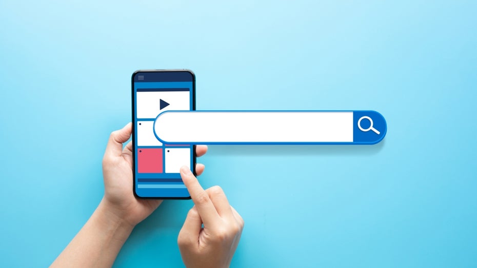 Illustration einer Suchleiste, die über ein Handy übergelagert ist, das von einer Hand gehalten wird