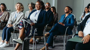 Lernblockade durch Führungskräfte: Wie &bdquo;ganz kurz nur&rdquo; Weiterbildungen ruinieren