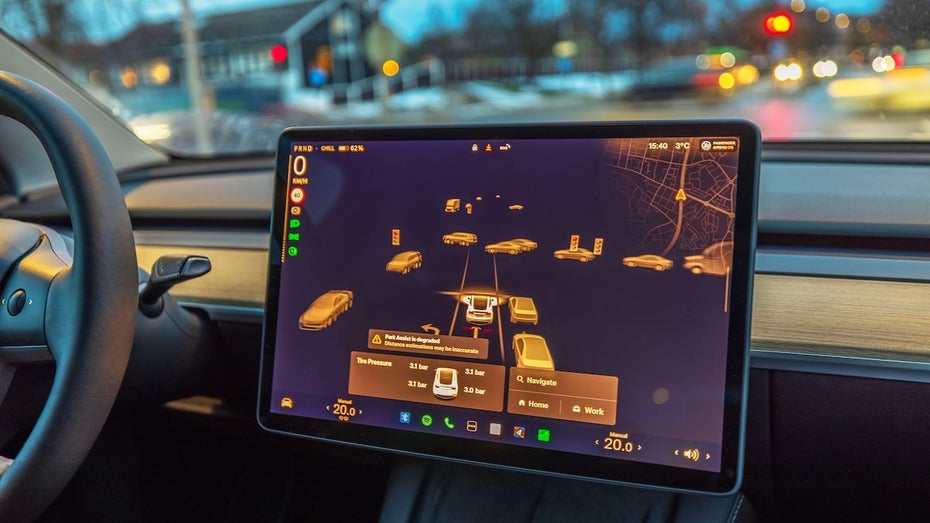 Teslas rein auf Kameras gestütztes System hinkt Waymo hinterher - sagt sogar der zuständige Tesla-Manager. (Bild: Shutterstock/Mulevich) „Wir liegen Jahre zurück“: Tesla-KI-Chef gesteht Rückstand bei autonomem Fahren ein