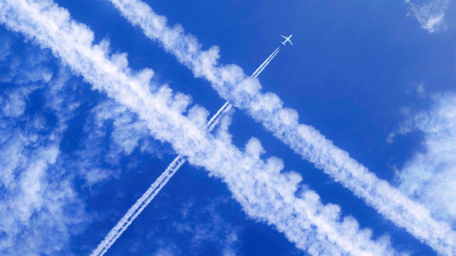 Zerfransen Kondensstreifen zu Zirruswolken, tragen sie stark zur Klimaerwärmung bei. (Foto: mauritius images / Dirk v. Mallinckrodt / imageBROKER) Kondensstreifen und Klimawandel: Wie Fliegen die Welt retten kann - oder auch nicht