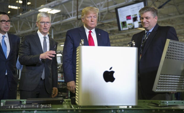 Apple-Chef Tim Cook erklärt US-Präsident Donald Trump etwas zum Mac Pro.