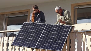 Balkonkraftwerk: Diese Genehmigung braucht ihr, bevor ihr zum Baumarkt fahrt Balkonkraftwerk: Diese Genehmigung braucht ihr, bevor ihr zum Baumarkt fahrt