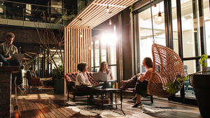 Hybrides Arbeiten neu denken: So wird dein Büro zum Magnet der Zukunft