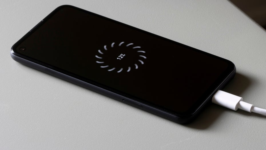 Pixel-Akkus leben jetzt länger : Googles neue Funktion soll über viele Jahre einen gesunden Akku gewährleisten. (Foto: Tada Images/Shutterstock) Google führt „Battery Health Assistance“ für Pixel-Geräte ein