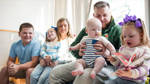 „Meilenstein der Gentherapie”: Baby erhält erstmals maßgeschneidertes Medikament gegen seltene Krankheit