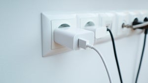 Ladegeräte in der Steckdose lassen? Warum das keine gute Idee ist
