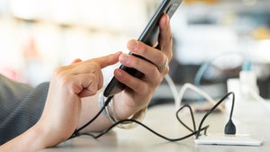 Öffentliche USB-Ladestationen an Flughäfen: So einfach ist „Juice Jacking” für Hacker