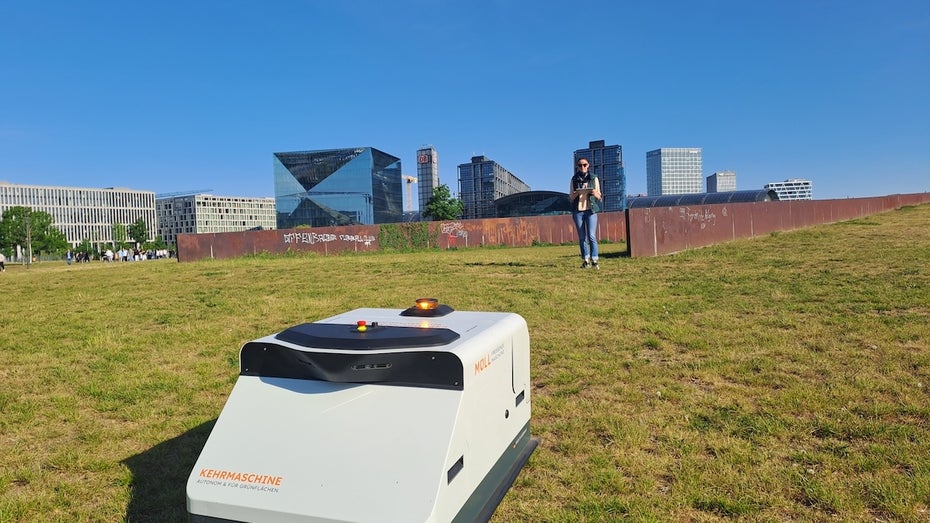 Dieser autonome Roboter räumt in Berlin auf: Warum es dabei nicht nur um saubere Grünflächen geht