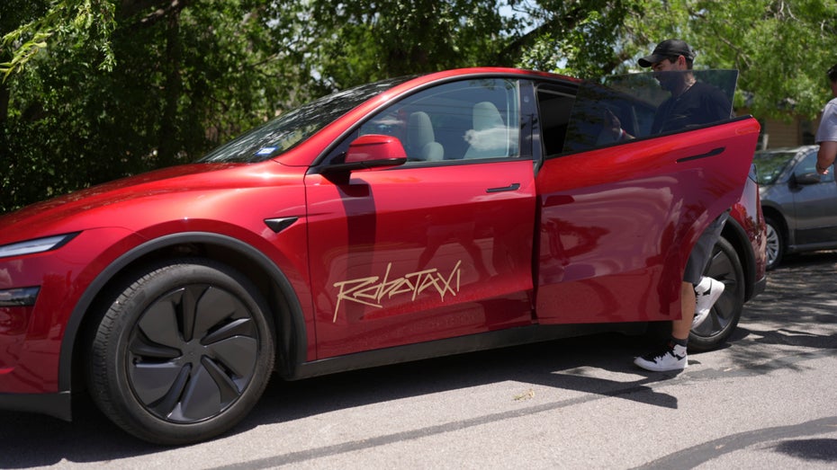 Teslas Robotaxis fahren autonom durch Austin – auch von der Fabrik zum Kunden? (Foto: picture alliance / ASSOCIATED PRESS | Eric Gay) Tesla Robotaxi
