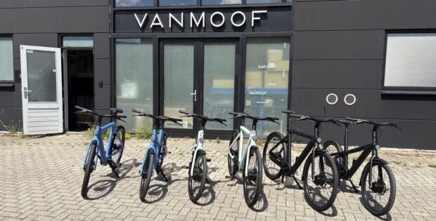 Fahrräder stehen vor einem Gebäude.